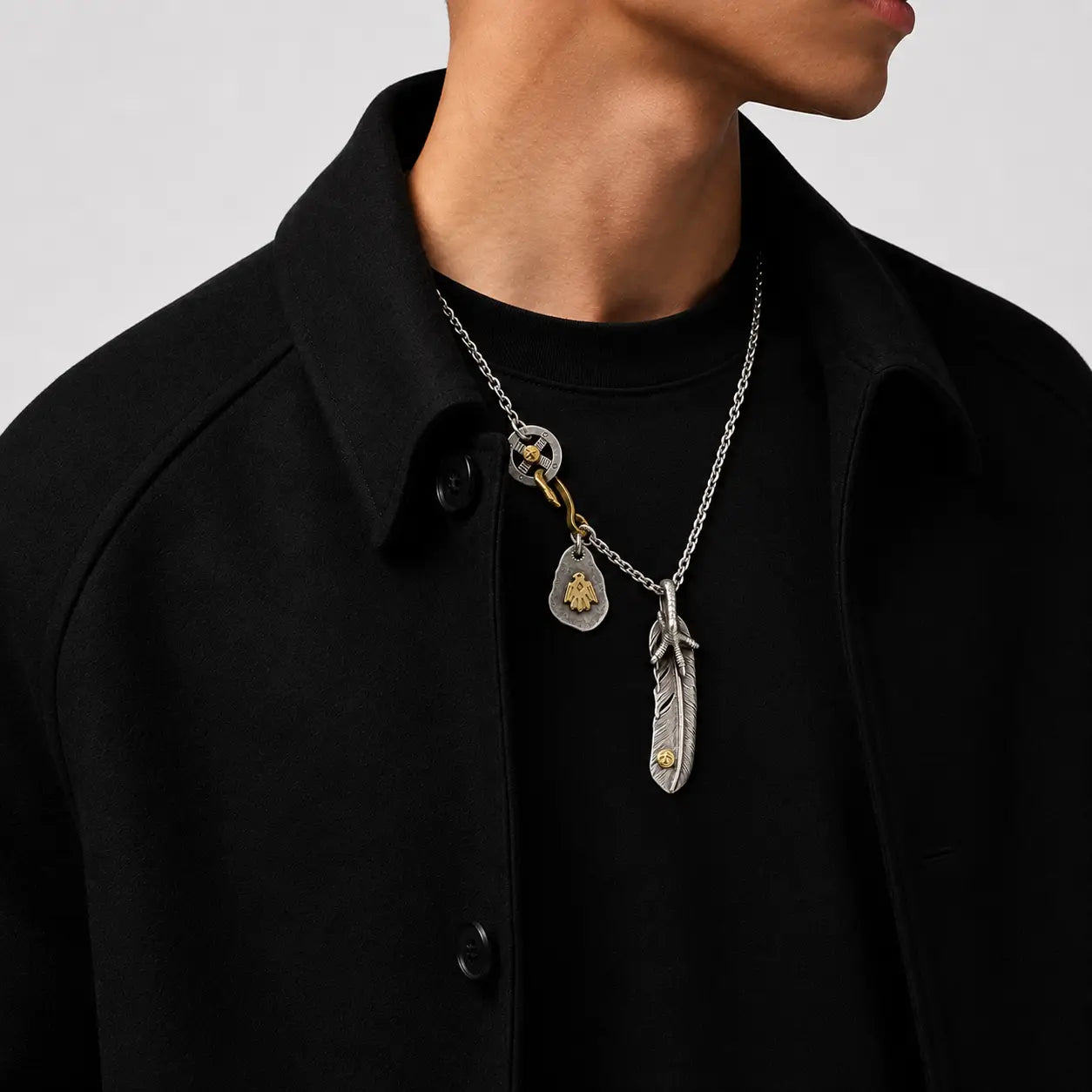 Goros Feather With Silver Claw With Metal Pendant Setup