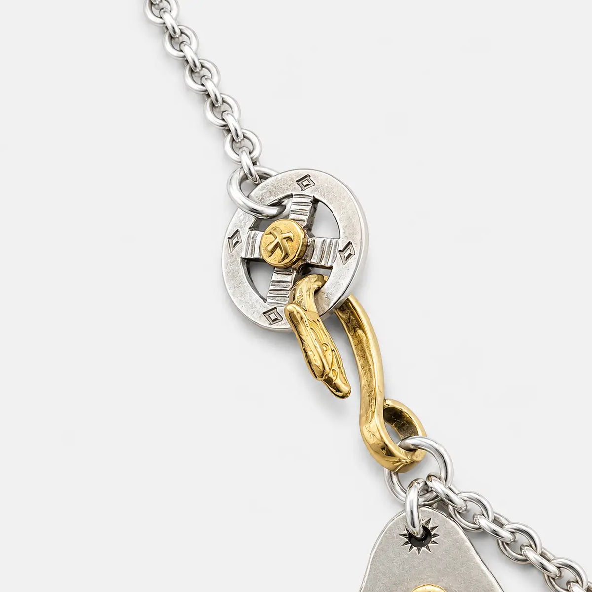 Goros Feather With Silver Claw With Metal Pendant Setup